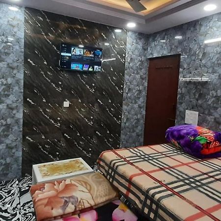 Aggarwal Luxury Room With Private Kitchen Washroom And Balcony Along With Fridge, Ac, Android Tv, Wifi In Main Lajpat Nagar Nueva Delhi Exterior foto