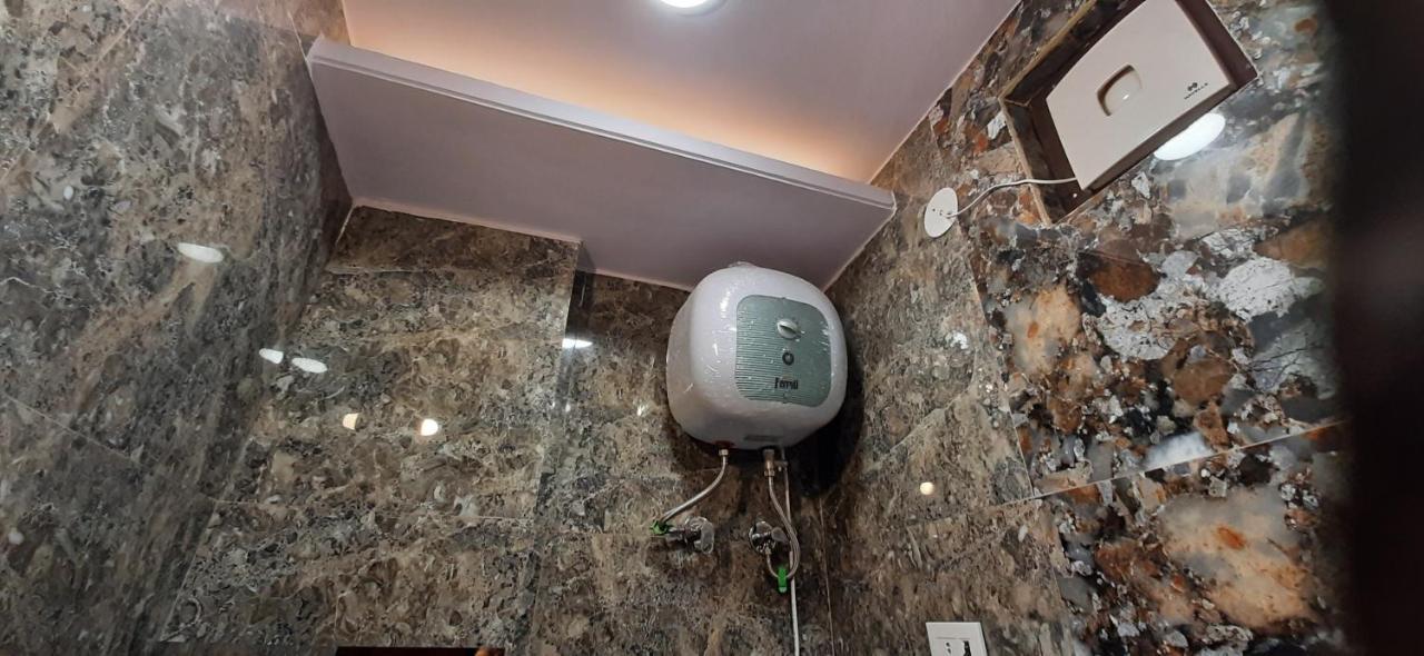 Aggarwal Luxury Room With Private Kitchen Washroom And Balcony Along With Fridge, Ac, Android Tv, Wifi In Main Lajpat Nagar Nueva Delhi Exterior foto