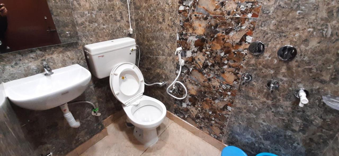 Aggarwal Luxury Room With Private Kitchen Washroom And Balcony Along With Fridge, Ac, Android Tv, Wifi In Main Lajpat Nagar Nueva Delhi Exterior foto